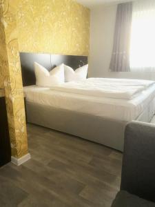 德绍Hotel 22的一间卧室配有一张带白色床单的大床
