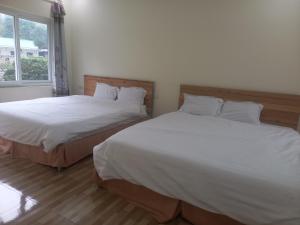 宁平Trang An Pristine View homestay的卧室内两张并排的床