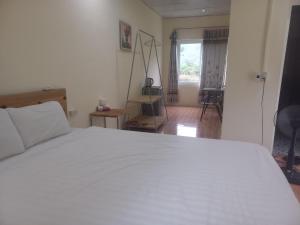 宁平Trang An Pristine View homestay的卧室配有白色的床和窗户。