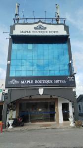 Kota BharuMaple Boutique Hotel Kota Bharu的一座建筑,上面有阅读枫叶屋顶酒店的标志