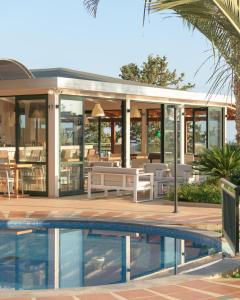 赫索尼索斯海星村酒店的一座带游泳池和房子的别墅