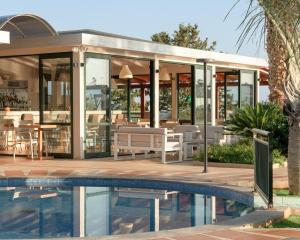 赫索尼索斯海星村酒店的房屋前有游泳池的房子