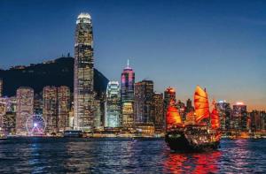 香港Relaince lucky home的城市前水面上的帆船