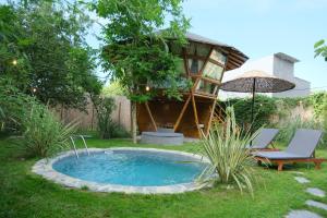 萨卡里亚Rain Sapanca的一座小游泳池,位于带房子的庭院内