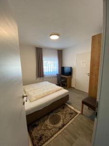 阿尔滕马克特蓬高Appartement Sami的客房设有一张床和一张带椅子的桌子