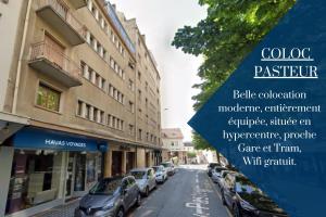 安纳马斯COLOC PASTEUR - Belle colocation de 3 chambres - Hypercentre - Proche Gare et Tram - Wifi gratuit的路边有汽车的街道