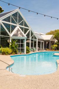 巴瑟尔顿Broadwater Resort WA Tourism Awards 2022 Gold Winner的大楼前的大型游泳池