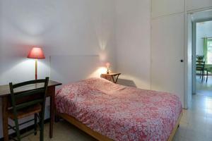 艾马尔格Château Teillan - Cadran solaire的一间卧室配有一张床、一张桌子和一盏灯