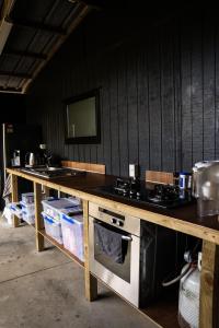 HaruruForest Waters Bungalow的厨房配有带炉灶的木台面