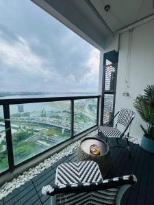 新山R&F PRINCESS COVE at ANJU的设有一个配有桌椅并享有美景的阳台。