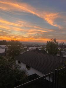 乌尔班Rheinview Sunset in Urbar的从房子的屋顶上欣赏日落美景