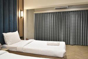 Vasco Da GamaHOTEL SUPREME (VASCO)的酒店客房设有两张床和窗户。