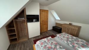 MönichwaldFerienhaus Holzer的一间小卧室,配有一张床和一个楼梯