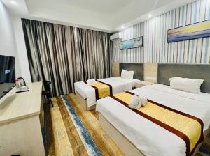 西哈努克Fusion Hotel的酒店客房设有两张床和电视。
