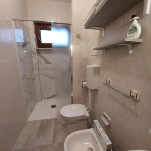 Tricesimo苏艾巴莱住宿加早餐旅馆的一间带卫生间和水槽的小浴室