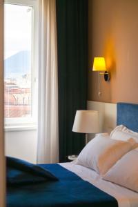 那不勒斯Palazzo Cappuccini Art Relais的一间卧室设有一张大床和窗户