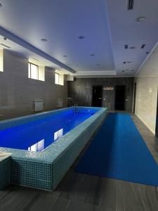 卡拉甘达Sun Rise inn的蓝色建筑中的一个大型游泳池