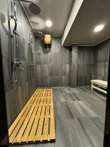 卡拉甘达Sun Rise inn的带淋浴的浴室和木地板。