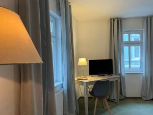 吕登沙伊德Hotel zur Altstadt - Garni的客房设有书桌、电脑和窗户