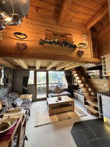 阿沃里亚兹Chalet Flocon - luxury ski chalet by Avoriaz Chale的房屋内带楼梯的客厅