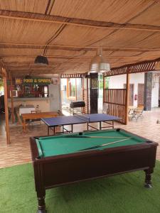 PrampramDreamers Lodge的天井设有两张乒乓球桌和台球桌