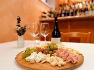 卡罗维发利卡罗林纳高尔夫酒店的桌上的一盘食物和一瓶葡萄酒