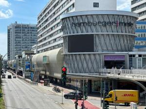 汉堡Ferienwohnung in Center of Hamburg-Barmbek-Airport-1的一条有交通灯和建筑的城市街道