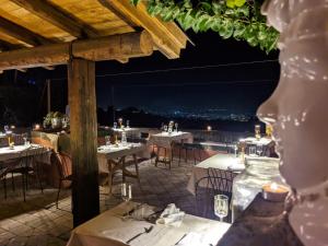 比亚恩卡维拉PODERE DELL'ETNA SEGRETA - Essential Nature Hotel的晚上,餐厅设有桌椅