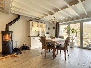 艾瓦耶Au Chat’Moineau的一间带桌椅和壁炉的用餐室