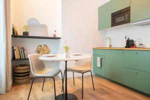 桑斯Le Laurencin Sens - Le Zen的厨房配有桌椅
