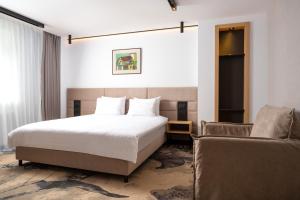 锡纳亚Alexandrion Experience的酒店客房,配有床和沙发