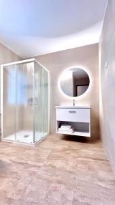 马里博尔Guest house Stara lipa Tašner - free parking & kitchenette的带淋浴、盥洗盆和镜子的浴室