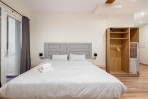 马德里1 bedroom 1 bathroom furnished - Justicia - Cozy - MintyStay的卧室配有一张白色大床和一个衣柜