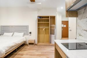 马德里1 bedroom 1 bathroom furnished - Justicia - Cozy - MintyStay的一间带床的小卧室和一间厨房