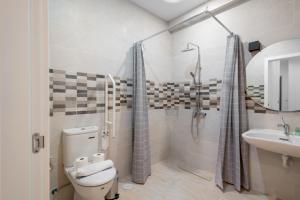 马德里1 bedroom 1 bathroom furnished - Justicia - Cozy - MintyStay的带淋浴、卫生间和盥洗盆的浴室