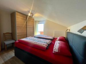 巴特科尔格鲁布Im- Oberland - Berg - KönigsCard的一间卧室设有红色的床和窗户。