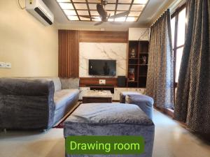 加尔各答Richak Ganges villa的带沙发和电视的客厅