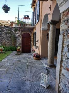 奥尔塔圣朱利奥Casa Longhi的带有门和灯笼的建筑物入口