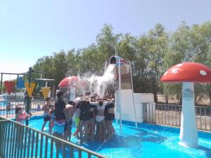 La TiranaCabañas Ecodesert的一群儿童在水上公园玩耍