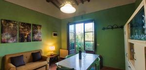 巴尼奥阿里波利西维特乡村度假酒店的客厅设有绿色的墙壁、桌子和沙发