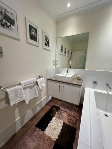 黄金海岸Private Gem in Pacific Pines的白色的浴室设有水槽和镜子