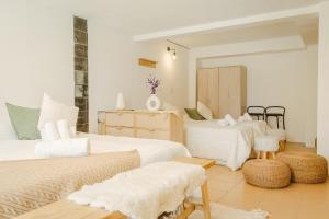圣卡洛斯-德巴里洛切Hosteria Boutique Bariloche的一间带三张床的卧室,配有白色床单