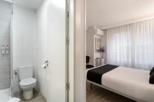 萨莫拉Alda Centro Zamora的酒店客房设有一张床和一个卫生间。
