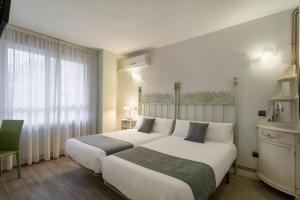 萨莫拉Alda Centro Zamora的卧室设有一张白色大床和一扇窗户。