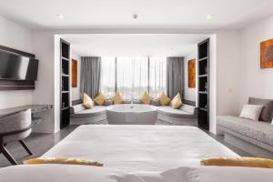 暹粒Hotel Vellita Siem reap的大型客厅设有浴缸和沙发。