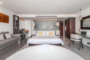 暹粒Hotel Vellita Siem reap的酒店客房,配有床和沙发