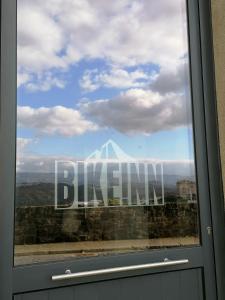 沃泽拉BIKEINN的带有读出能动性的标志的窗口