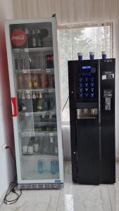 普洛耶什蒂托马膳食公寓酒店的饮料冷却器旁的开放式可可冰箱