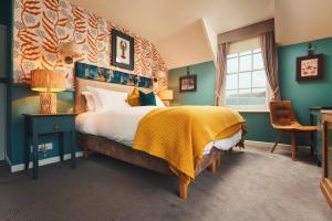 森嫩湾圣奥斯特尔啤酒厂成功老旅馆的一间卧室配有一张带黄色毯子的大床