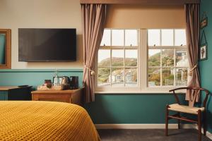 森嫩湾圣奥斯特尔啤酒厂成功老旅馆的一间卧室设有一张床和一个大窗户